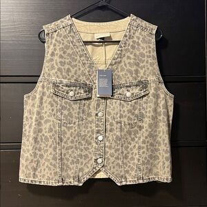 Universal Thread Leopard Print Vest - Gray and Cream